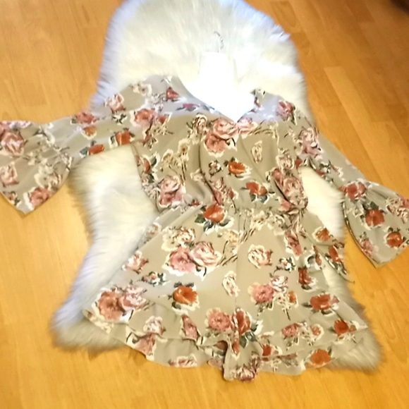 See You Monday Floral Trumpet Sleeved Romper - Picture 8 of 13